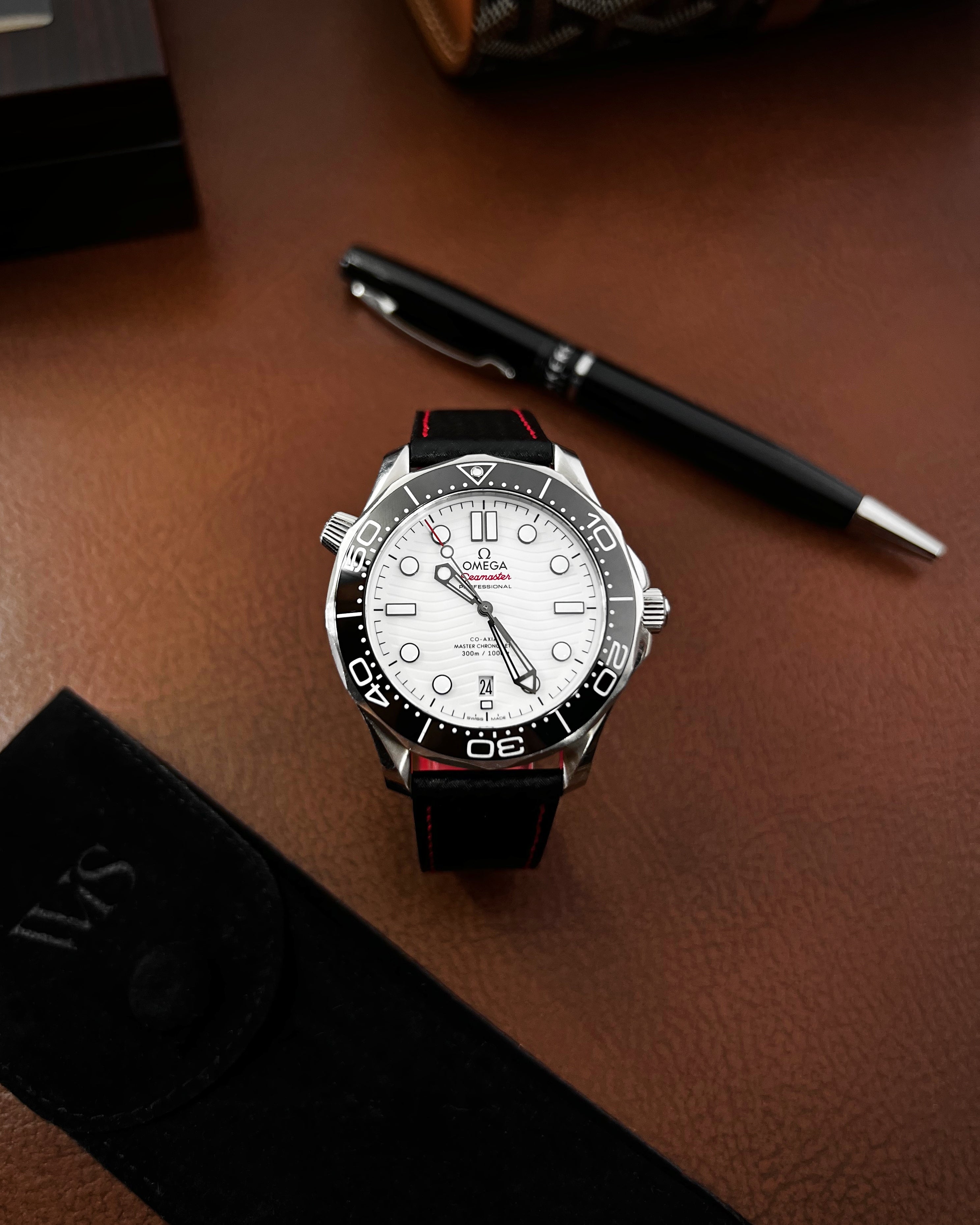 Correa de reloj de fibra de carbono roja - Hecha a mano en piel con veta de carbono para Omega Seamaster